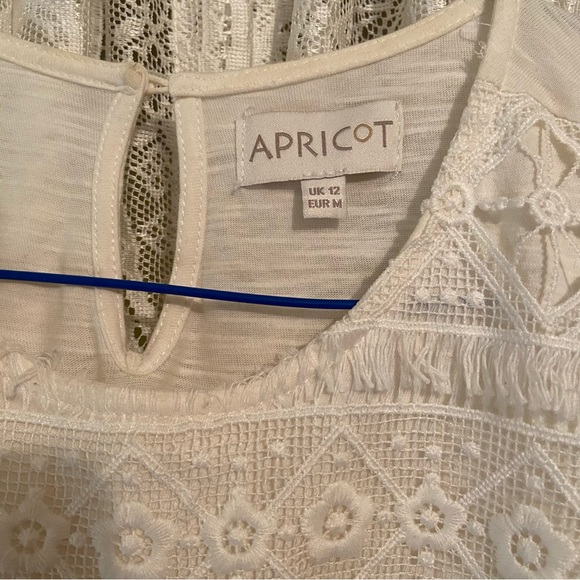 Apricot white sleeveless top with crochet lace fringe overlay. - Picture 3 of 4